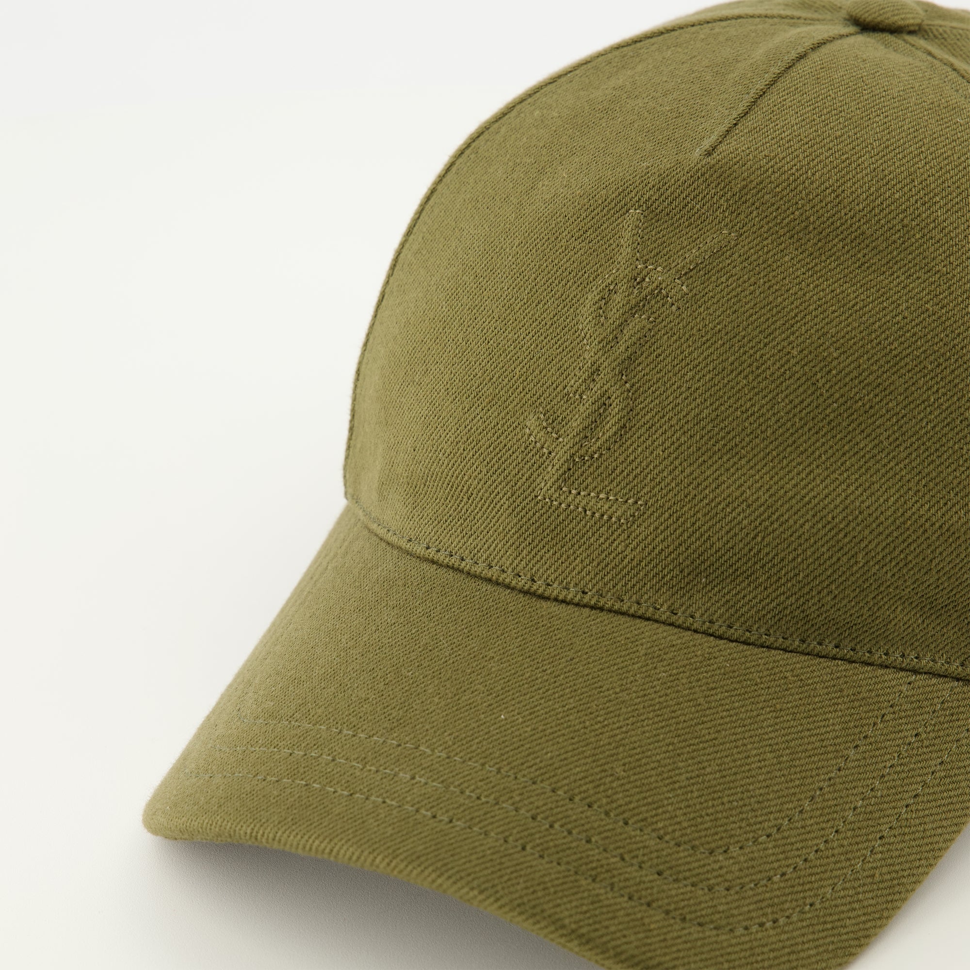 Image de l'article Casquette à logo en denim kaki de la marque Saint Laurent pour Homme - Saison Printemps-Été 2026 - Vue détaillée_3