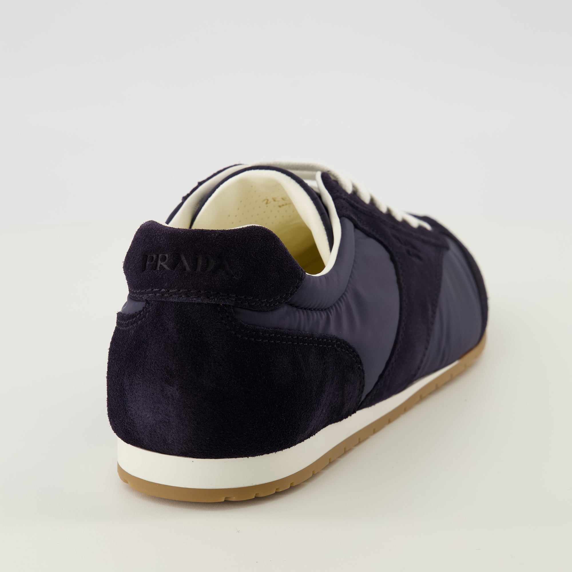 Image de l'article Bakets Prax basses bleu marine de la marque Prada pour Homme - Saison Printemps-Été 2026 - Vue arrière