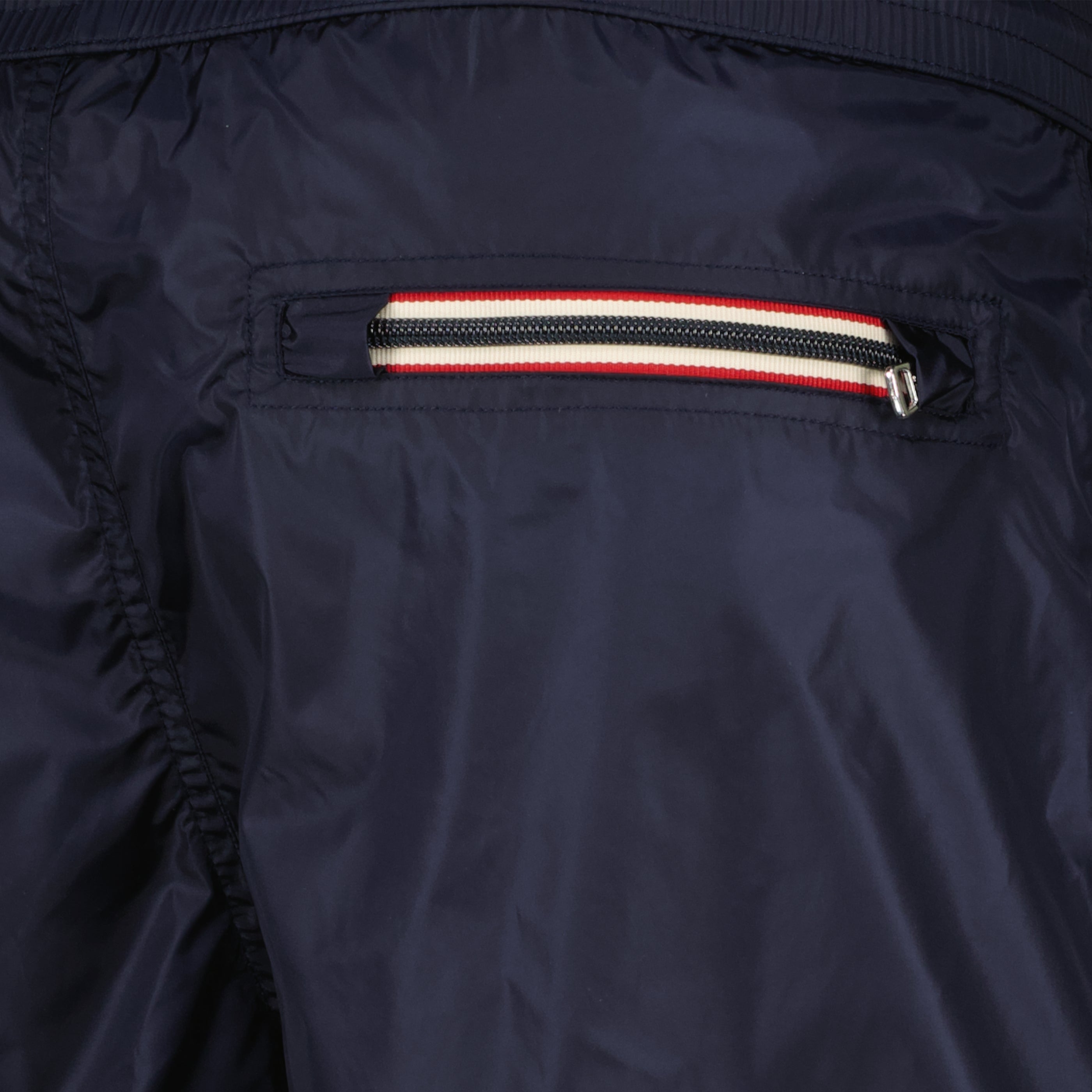 Image de l'article Short de bain à logo bleu marine en nylon de la marque Moncler pour Homme - Saison Printemps-Été 2026 - Vue détaillée_2