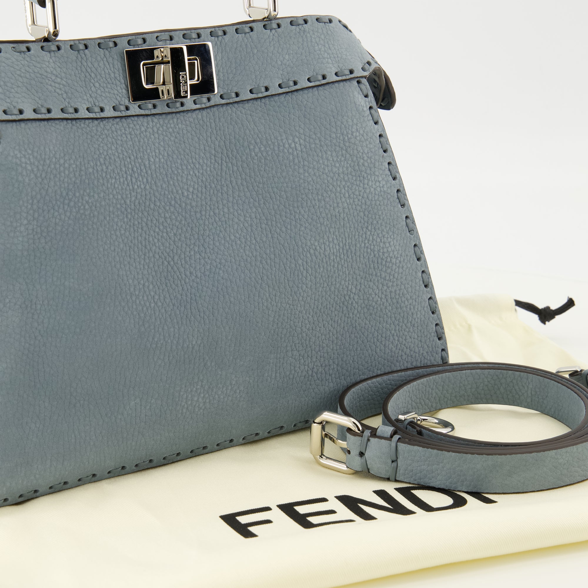 ピーカブー アイ シー ユー スモール ブルー バッグ フェンディ - 女性