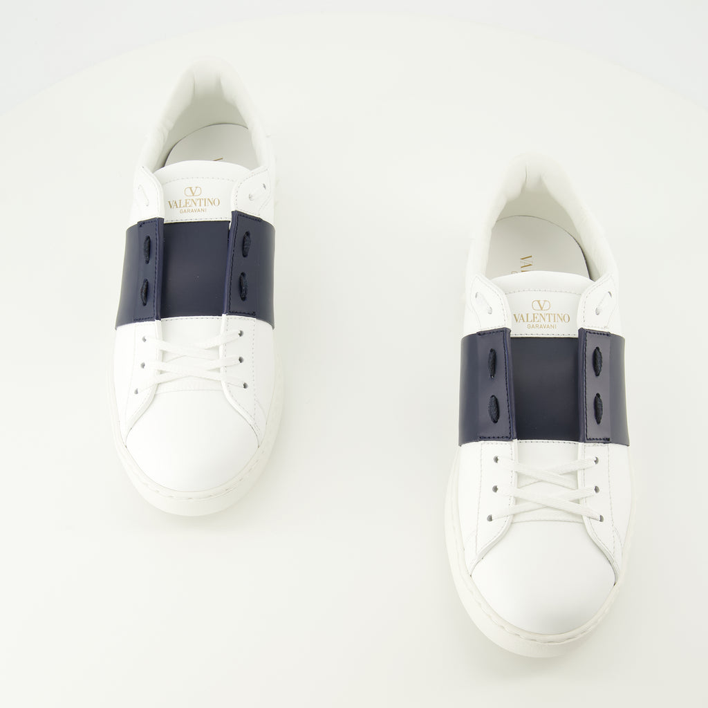 Image de l'article Baskets Open à bande bleu marine de la marque Valentino Garavani pour Homme - Saison Printemps-Été 2026 - Vue trois quarts avant droite