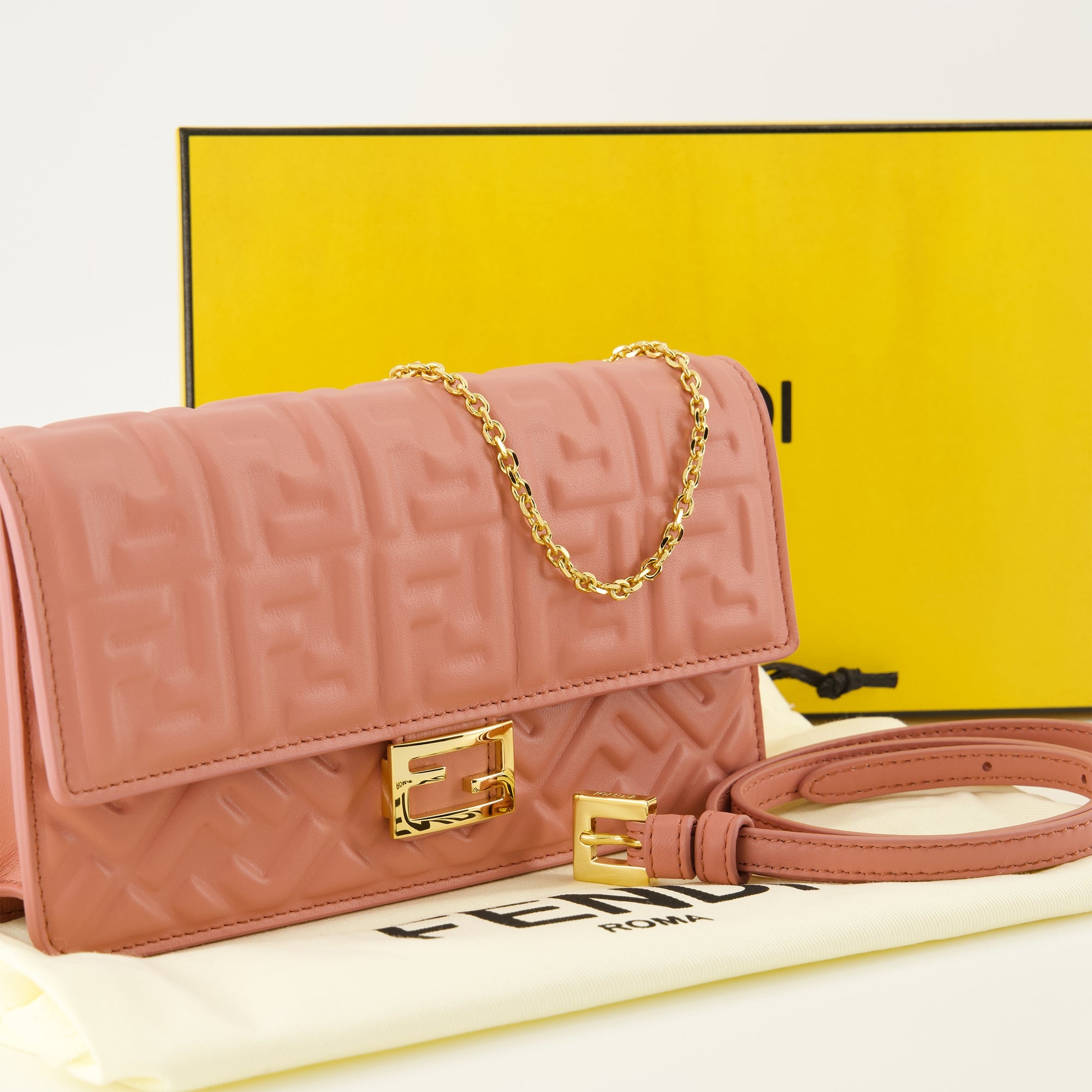 Image of the Fendi Women's Baguette Wallet with pink chain - Fall-Winter 2025 - Detailed view_2