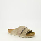 Image de l'article Sandales Kyoto beige en cuir suède de la marque Birkenstock pour Unisex - Saison Printemps-Été 2026 - Vue trois quarts avant droite
