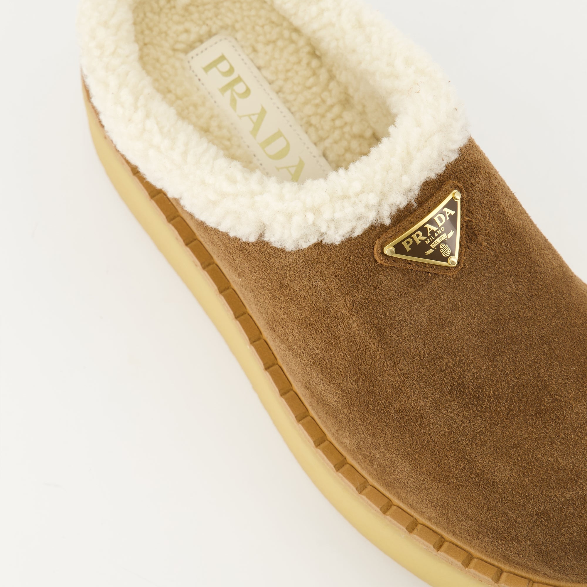 Image de l'article Mules fourrées de la marque Prada pour Femme - Saison Automne-Hiver 2025 - Vue détaillée de haut