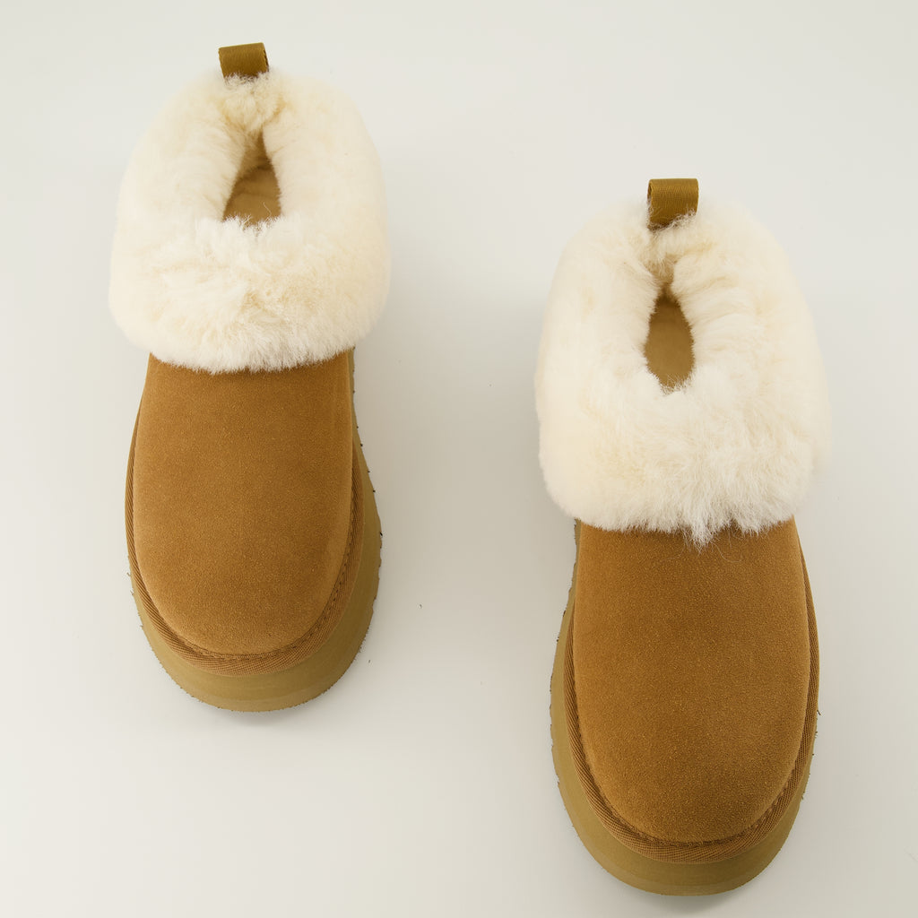 女性用のUgg Tazzelleブラウンブーツの画像 - 春夏2026 - 靴のペアの上からのビュー