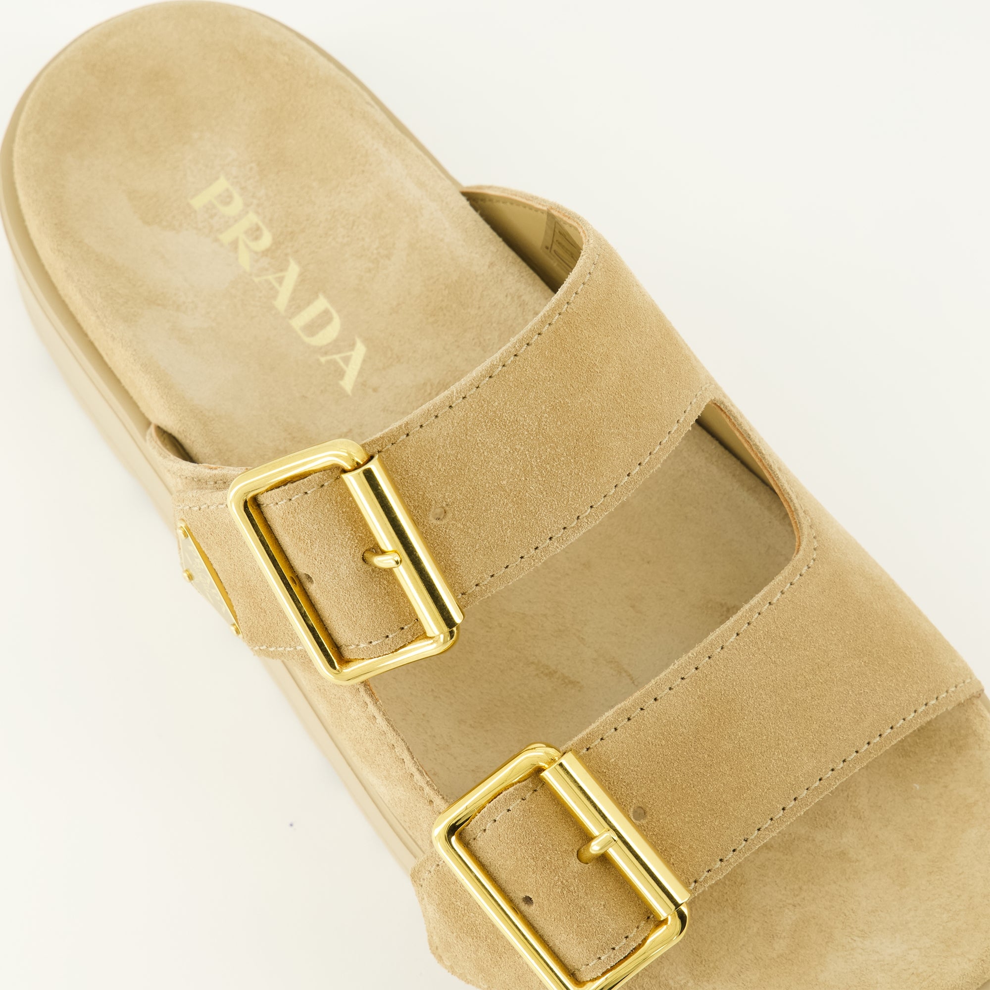 Imagen de las Mules de Plataforma de Ante Beige de Prada para Mujer - Temporada Primavera-Verano 2026 - Vista detallada desde arriba