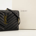 Imagen de las carteras de sobre con cadena de la marca Saint Laurent para mujer - Temporada Otoño-Invierno 2025 - Vista Detallada_2