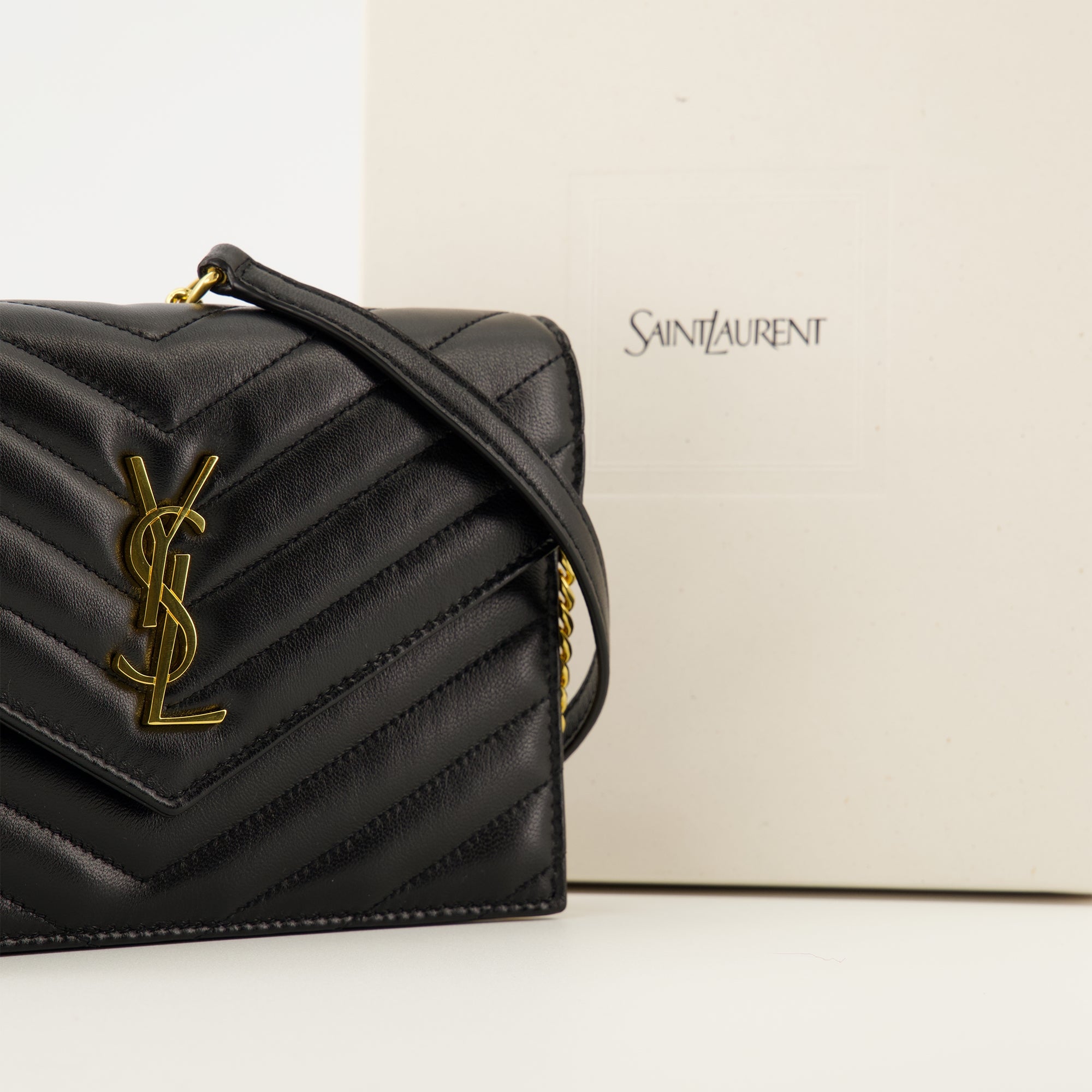 Bild der Kettenumschlagbrieftaschen der Marke Saint Laurent für Frauen - Herbst-Winter 2025 - Detaillierte Ansicht_2