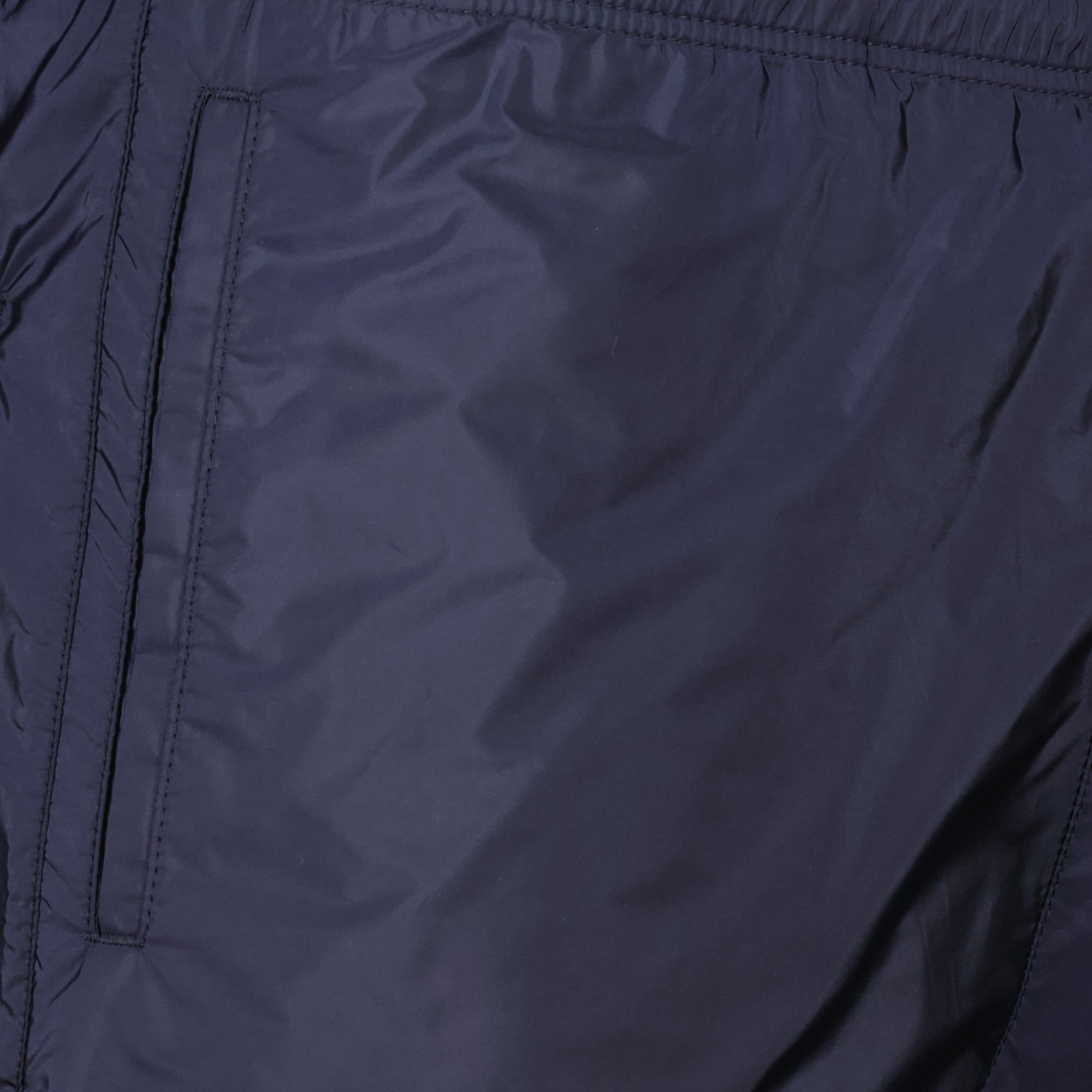 Bild des Prada Herren Badeanzugs aus schwarzem Re-Nylon - Frühjahr/Sommer 2026 - Detaillierte Ansicht_2