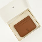 Imagen del portador de tarjetas AMI de corazón marrón de la marca Ami PARIS para Unisex - Temporada Primavera-Verano 2026 - Vista Detallada_3
