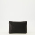 Imagen del clutch pequeño Cassandre de cuero negro de la marca Saint Laurent para Mujer - Temporada Primavera-Verano 2026 - Vista Trasera