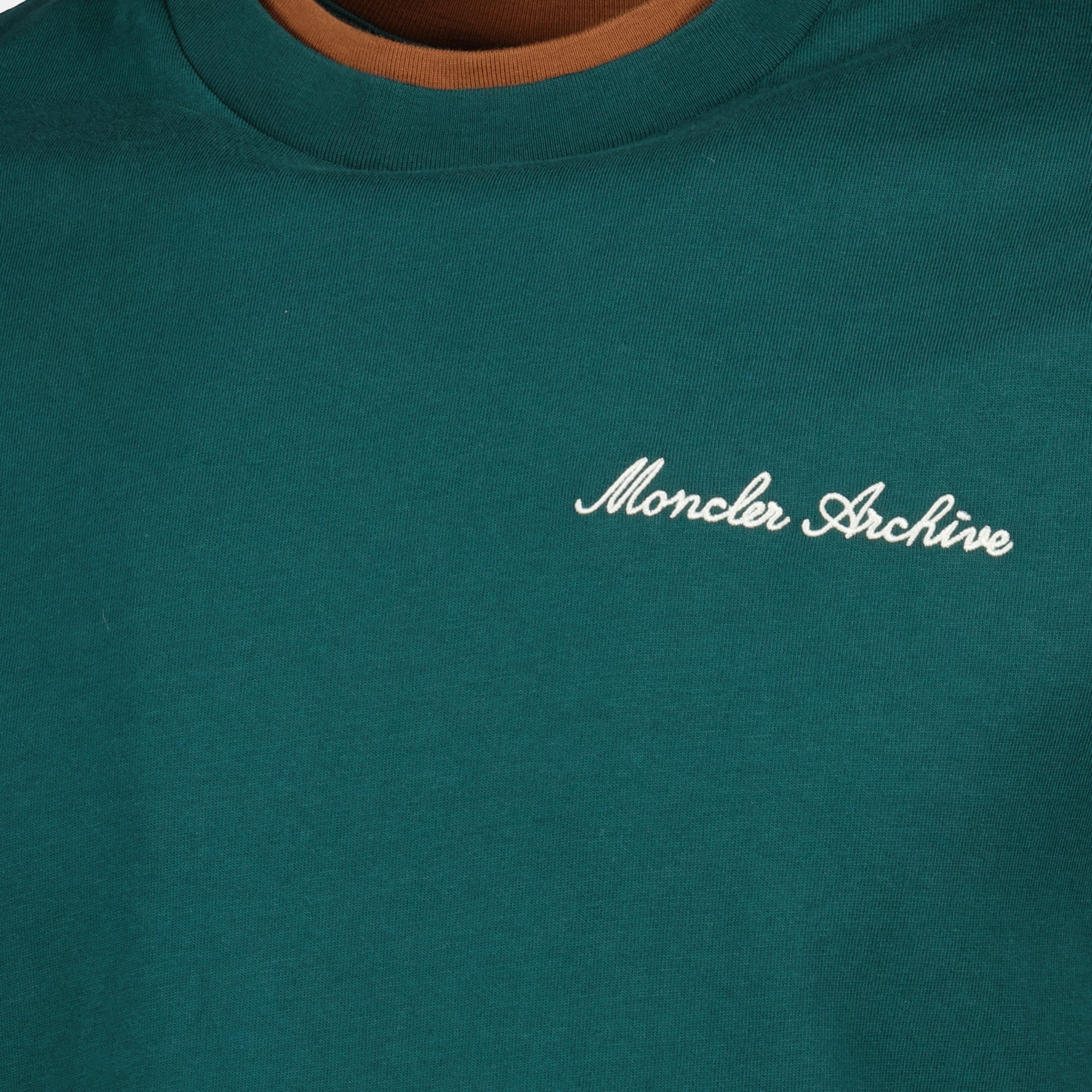 Bild des grünen T-Shirts mit gesticktem Logo der Marke Moncler für Herren - Frühjahr/Sommer 2026 - Detaillansicht 1