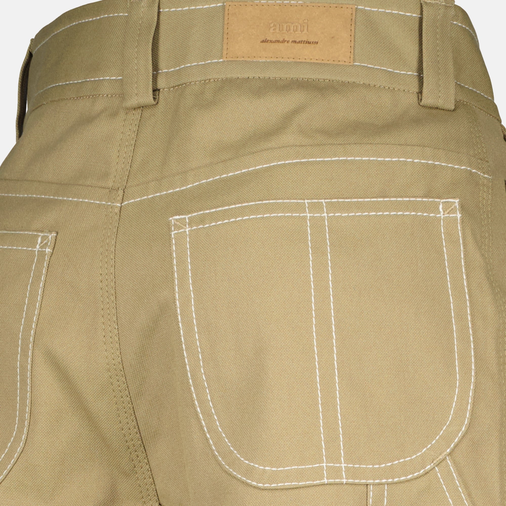 Image of the beige worker wide-leg pants from the brand Ami PARIS for Men - Spring-Summer 2026 - Detailed View_2