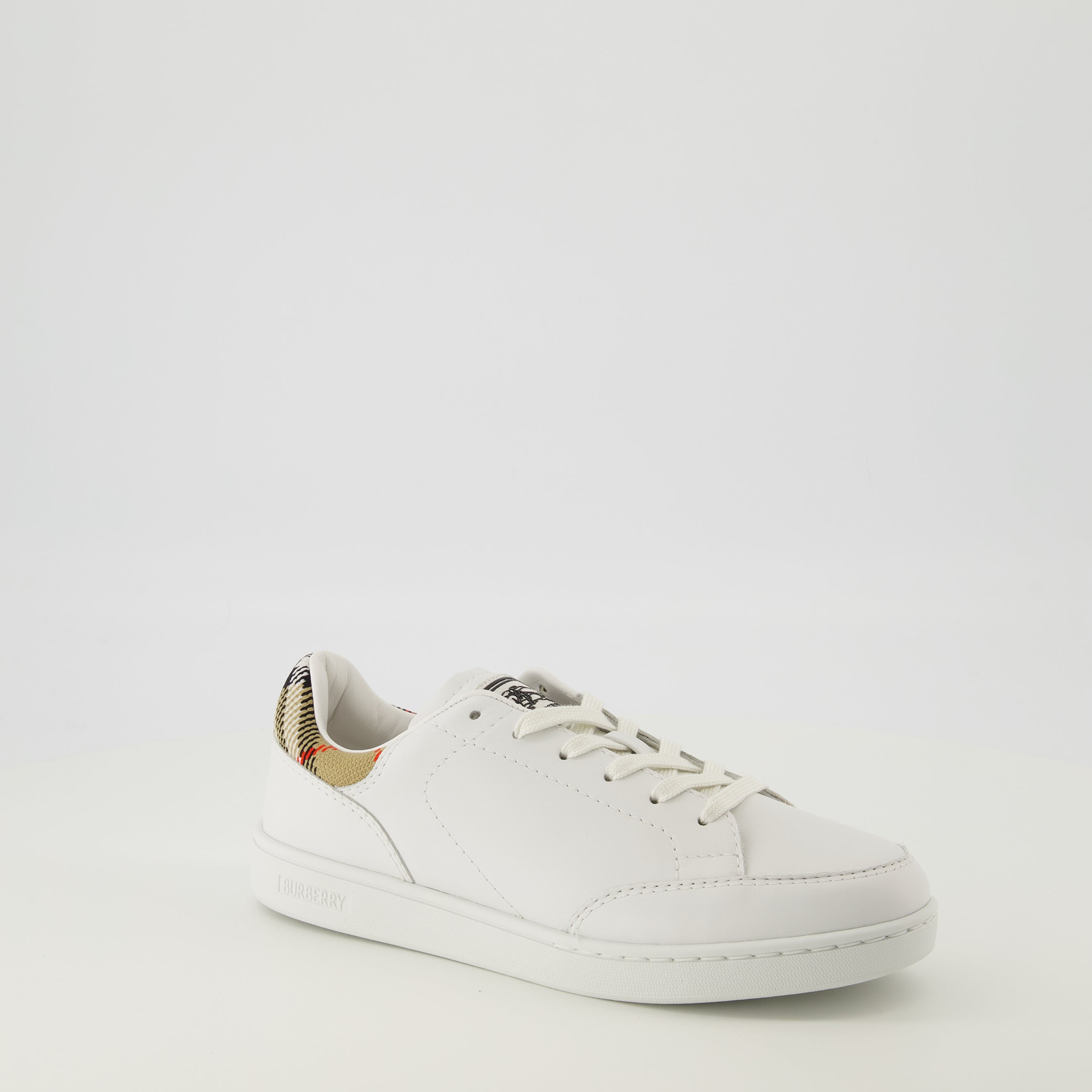 Imagen de las zapatillas Set de cuero blanco de la marca Burberry para Mujer - Temporada Primavera-Verano 2026 - Vista tres cuartos frontal derecha