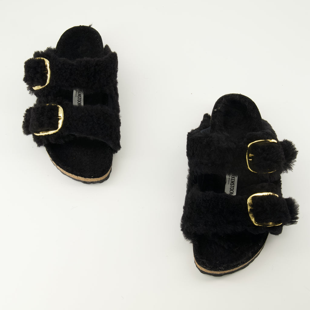 Image de l'article Sandales Arizona en teddy noir de la marque Birkenstock pour Femme - Saison Printemps-Été 2026 - Vue de dessus paire de chaussure