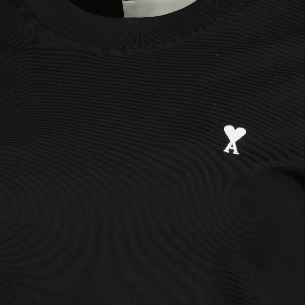 Immagine della t-shirt AMI in cotone con cuore nero del marchio Ami PARIS per donna - Stagione Primavera-Estate 2026 - Vista Dettagliata_1