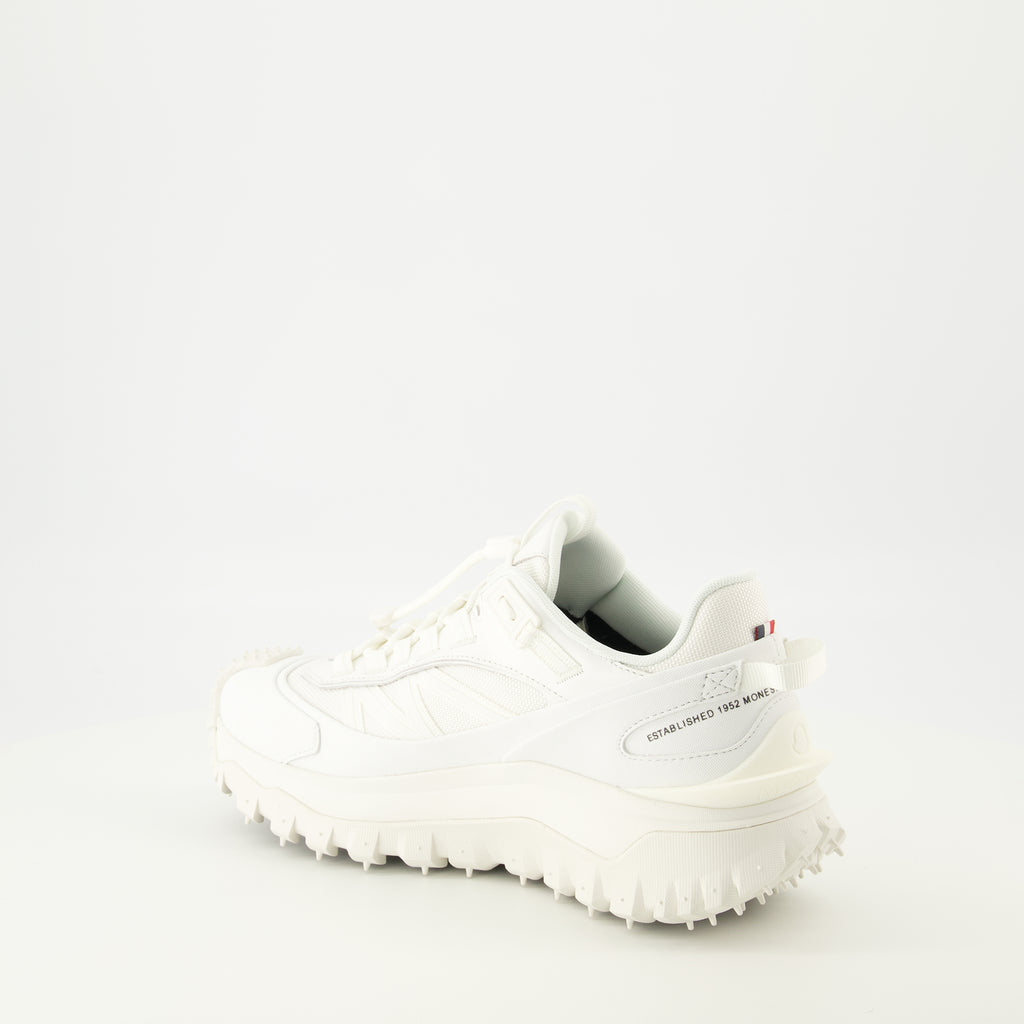 モンクレールのメンズ用トレイルグリップ GTX ホワイトスニーカーの画像 - 2026 年春夏 - 右後方の三分の一ビュー
