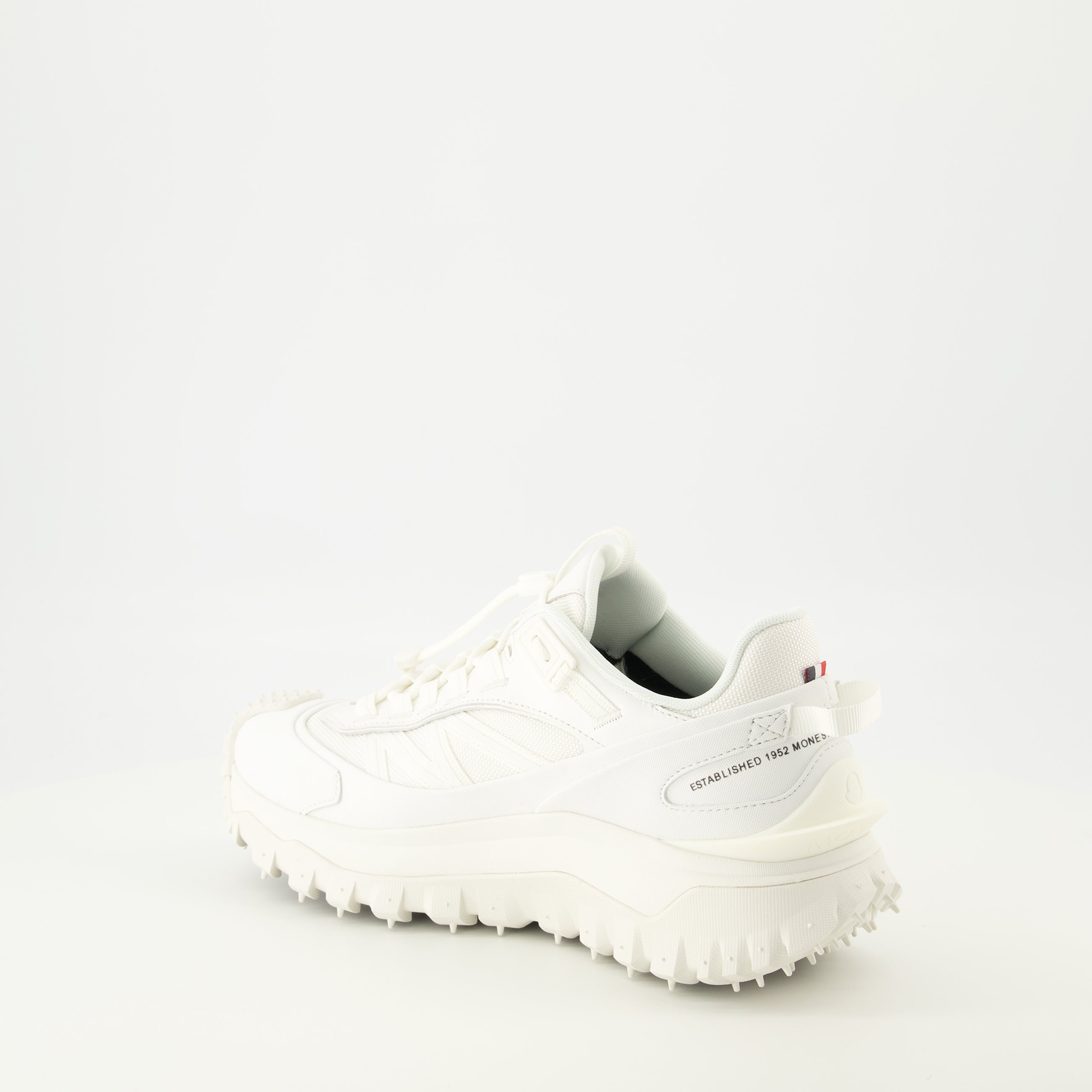 モンクレールのメンズ用トレイルグリップ GTX ホワイトスニーカーの画像 - 2026 年春夏 - 右後方の三分の一ビュー