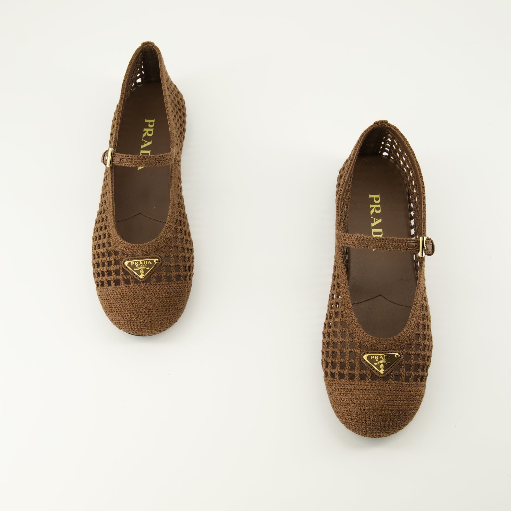 Bild der braunen Häkel-Ballerinas von Prada für Frauen - Frühling-Sommer 2026 - Draufsicht auf das Paar Schuhe
