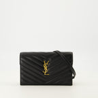 Imagen de las carteras de sobre con cadena de la marca Saint Laurent para mujer - Temporada Otoño-Invierno 2025 - Vista Frontal