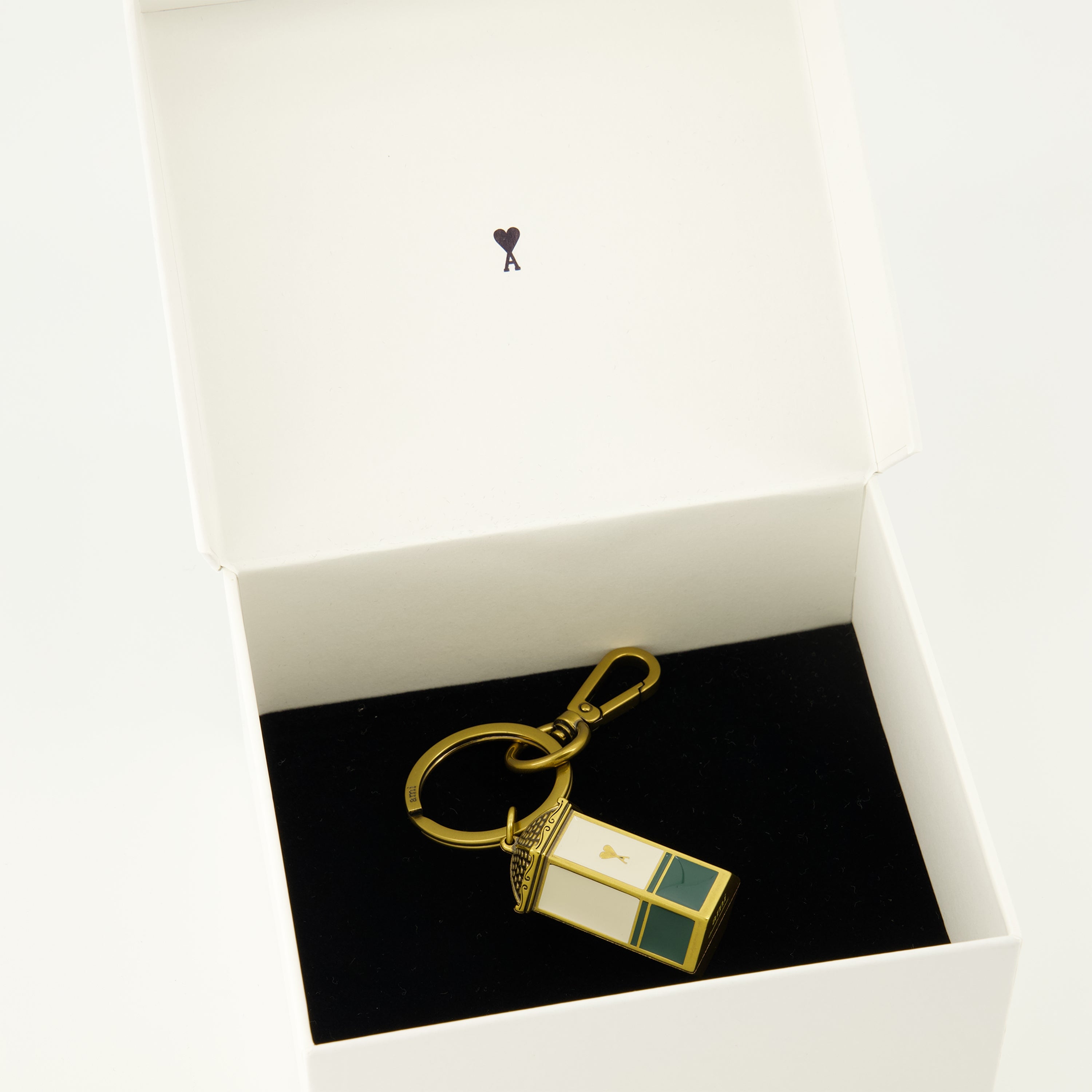 Bild des Metallkiosk-Schlüsselanhängers der Marke Ami PARIS für Unisex - Frühjahr-Sommer 2026 - Detailansicht_3