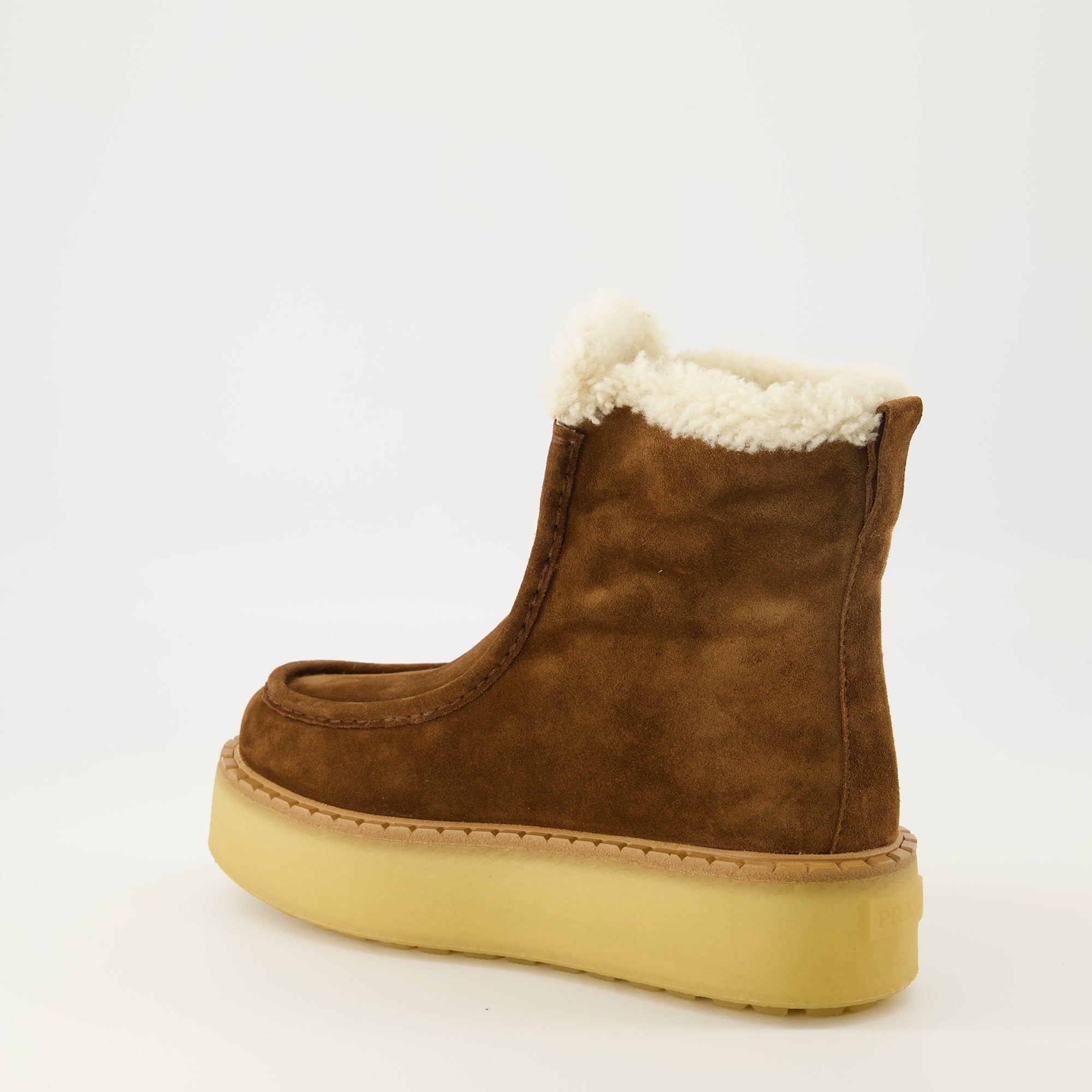 Image de l'article Bottines en cuir suède de la marque Prada pour Femme - Saison Automne-Hiver 2025 - Vue trois quarts arrière droite