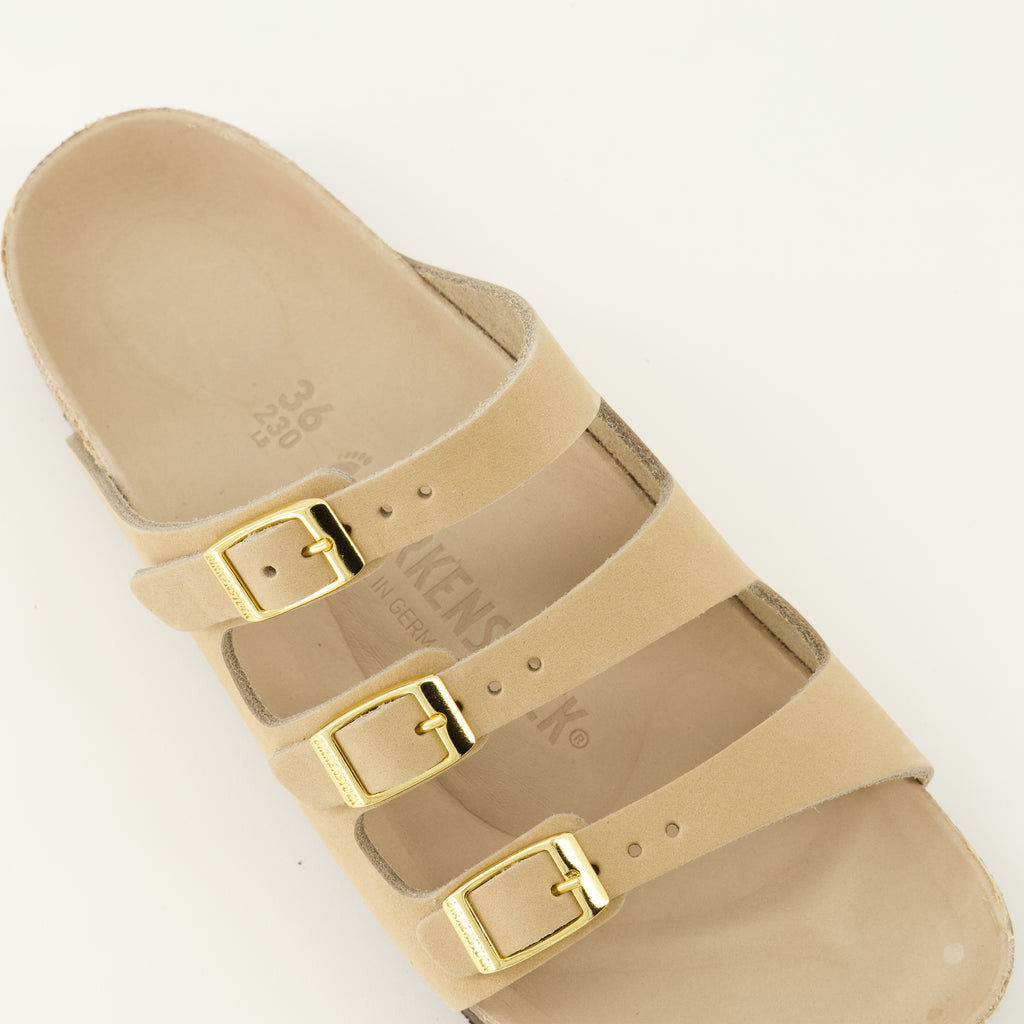 여성용 Birkenstock 브랜드 베이지 색 누벅 가죽 플로리다 샌들의 이미지 - 2026년 봄-여름 시즌 - 위에서 본 세부정보 뷰