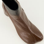 Imagem das Botas Anatomic Ankle castanhas da marca Mm6 para Mulheres - Temporada Outono-Inverno 2025 - Vista traseira