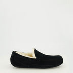 남성용 Ugg 아스코트 블랙 슬리퍼 이미지 - 2026 봄/여름 시즌 - 오른쪽 측면 보기