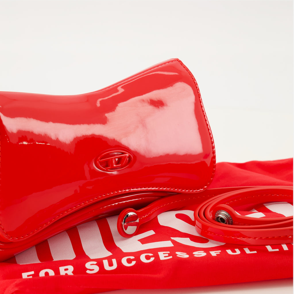 デニムブランドDieselの女性用Play小型赤バッグの画像 - 2026年春夏 - 詳細ビュー_2