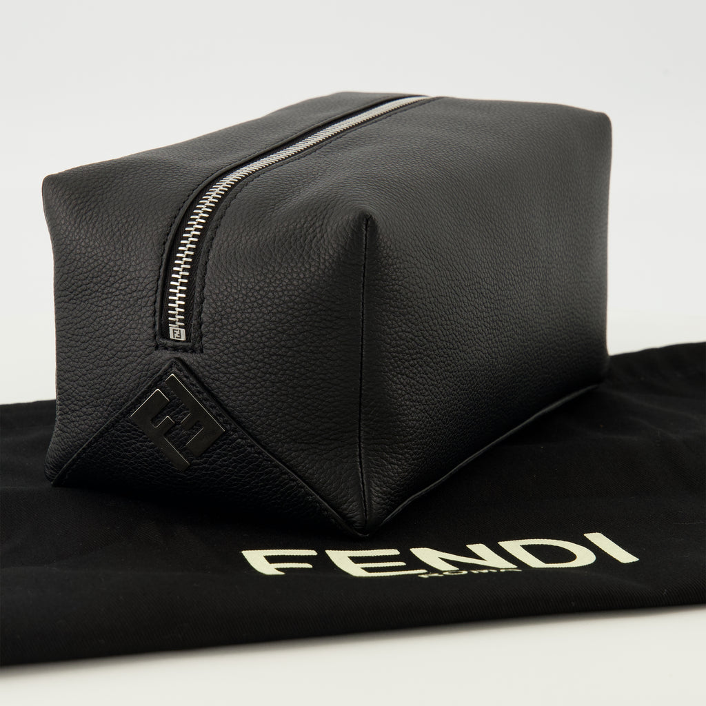 Bild der Fendi Lui schwarze Leder-Clutch der Marke Fendi für Frauen - Frühjahr-Sommer 2026 - Detailansicht_2