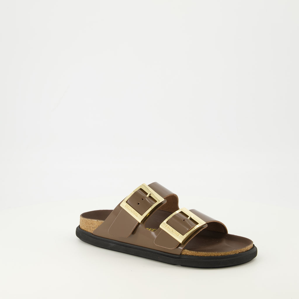 Immagine delle sandali Birkenstock Arizona Droplet Buckle marroni per donna - Stagione Primavera-Estate 2026 - Vista tre quarti anteriore destra