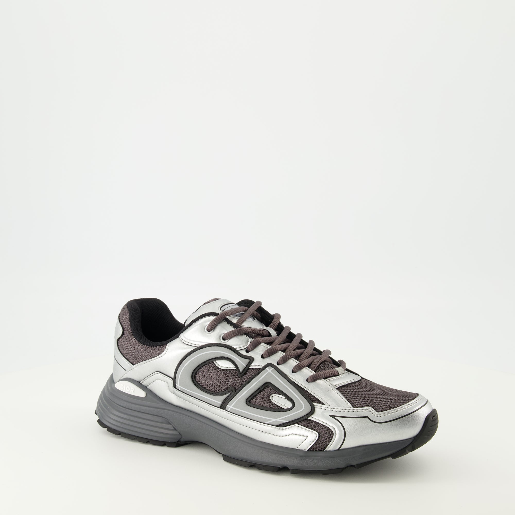 Bild des B30 Sneakers in Grau und Schwarz von Dior für Herren - Herbst-Winter-Saison 2025 - Dreiviertelansicht von vorne rechts