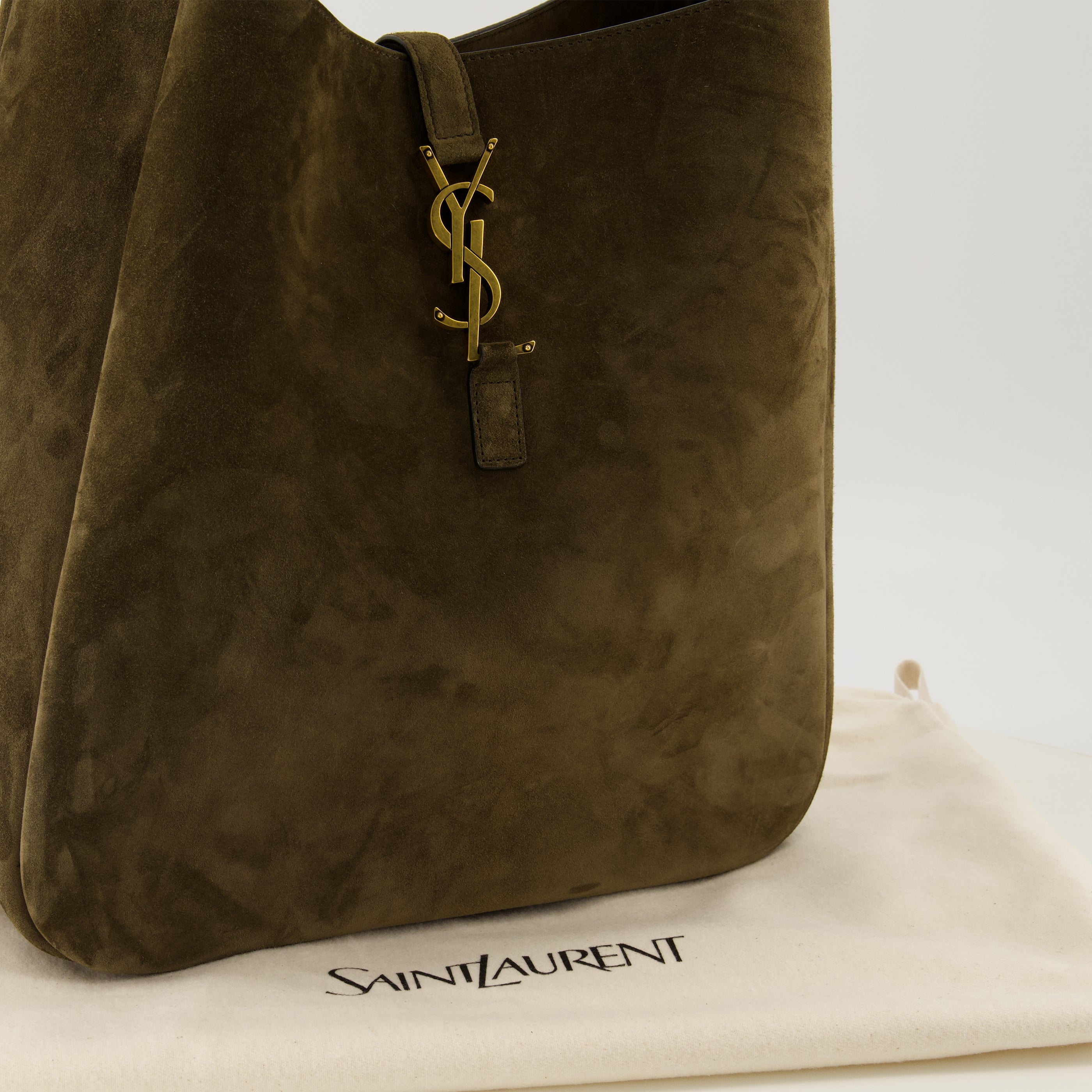 Image de l'article Sac Le 5 à 7 large en cuir suède kaki de la marque Saint Laurent pour Femme - Saison Printemps-Été 2026 - Vue détaillée_2