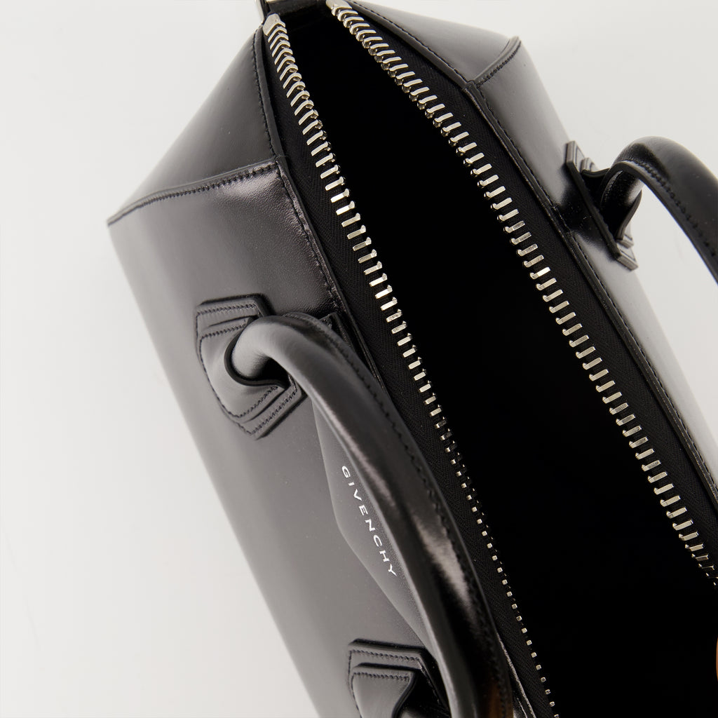 Image of the Givenchy Antigona Small handbag for Women - Fall-Winter 2025 - Detailed View_3