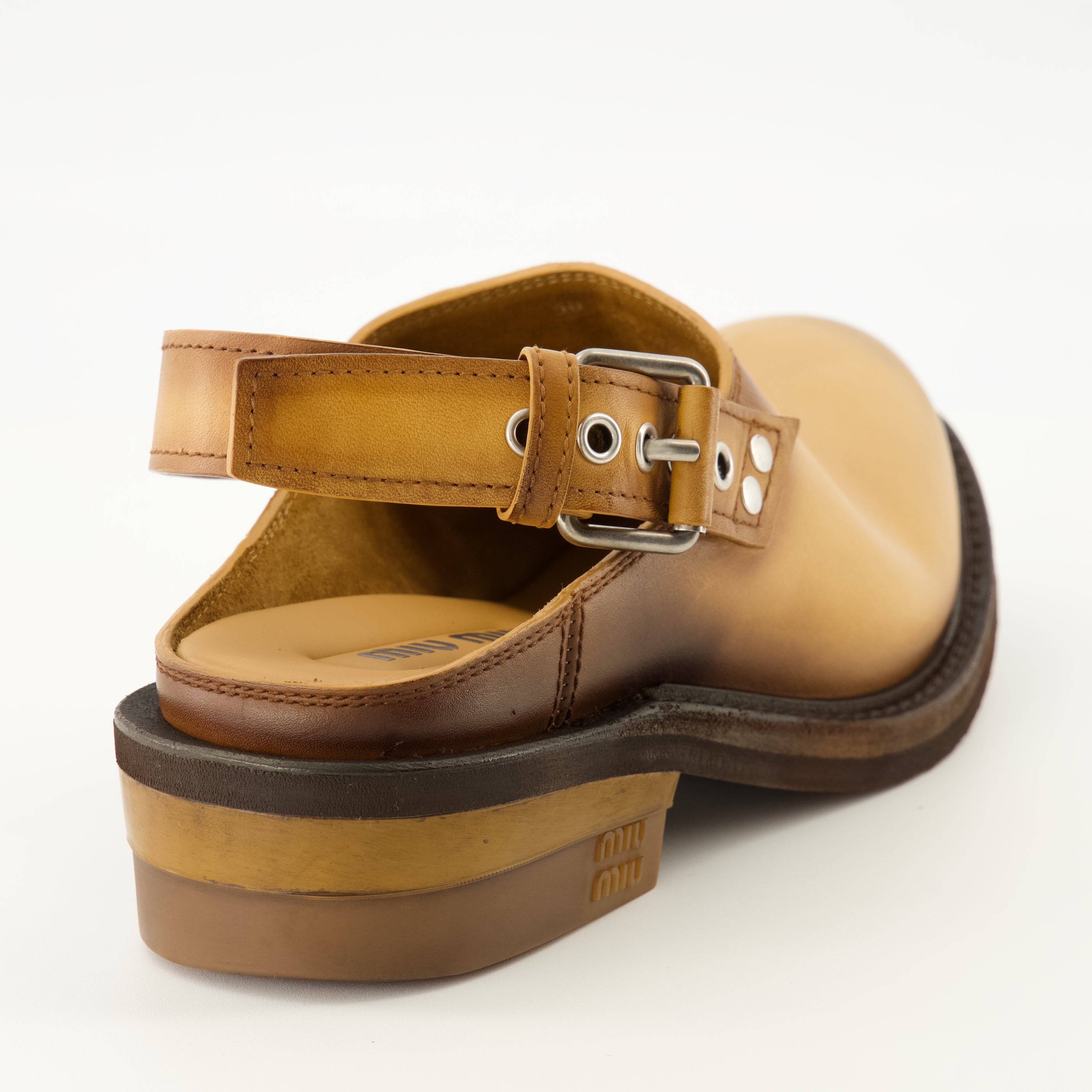 Chaussures ouvertes Mules de Cuero Foule Miu Miu Marron Femme