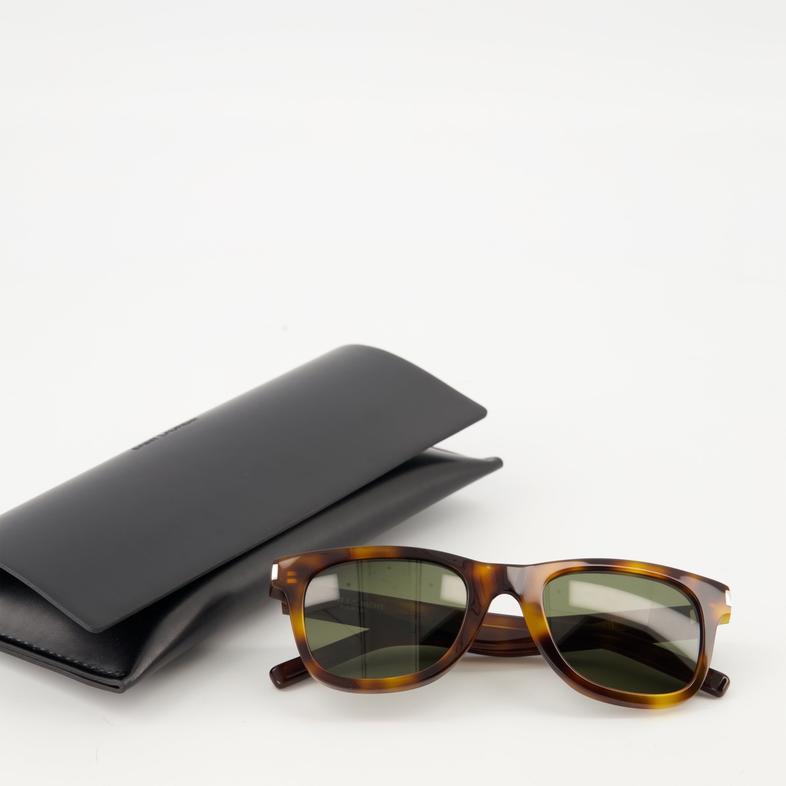 Imagem dos óculos de sol Classic SL 51 da Saint Laurent para Homem - Outono-Inverno 2025 - Vista Detalhada_3