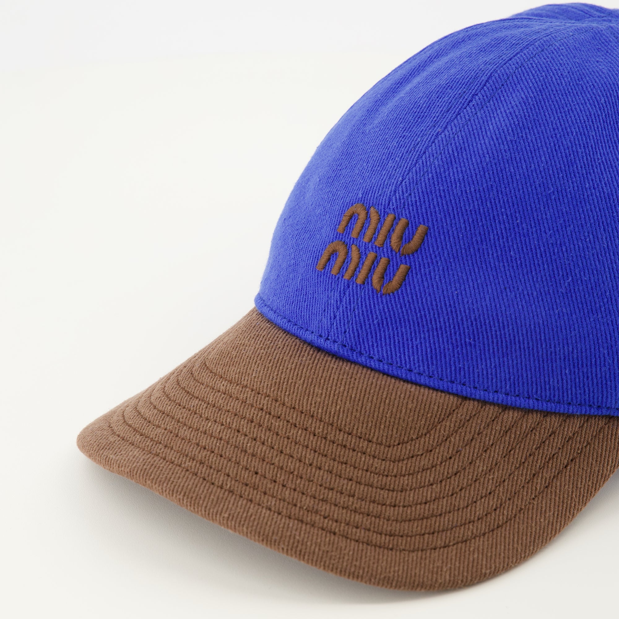 Image de l'article Casquette effet denim bleu et marron de la marque Miu Miu pour Femme - Saison Printemps-Été 2026 - Vue détaillée_3