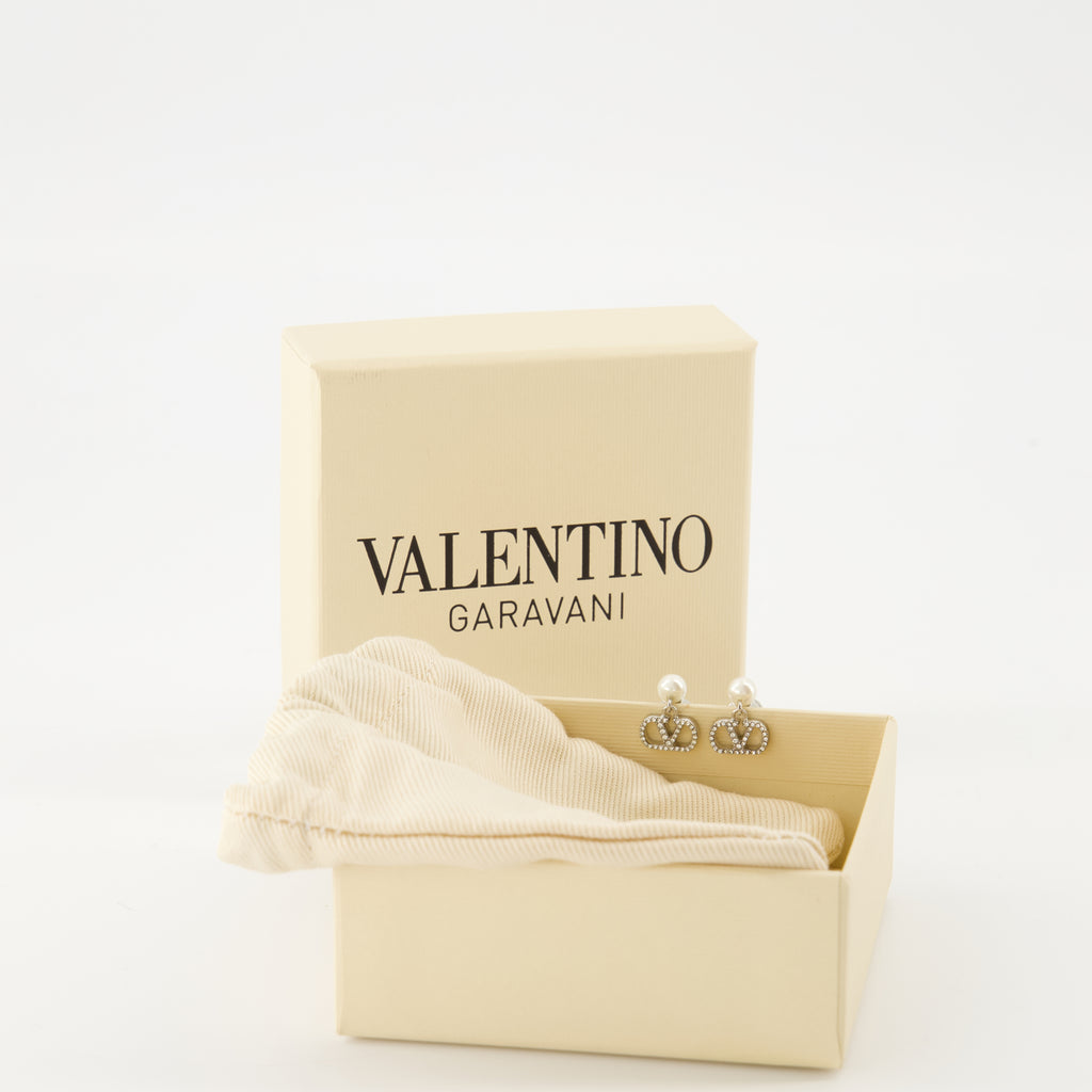 Immagine degli orecchini Vlogo con perle e cristalli Swarovski® del marchio Valentino Garavani per Donna - Stagione Primavera-Estate 2026 - Vista Posteriore