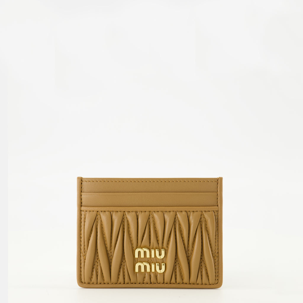 Imagen del porta tarjetas de cuero acolchado marrón de la marca Miu Miu para Mujer - Temporada Primavera-Verano 2026 - Vista Frontal