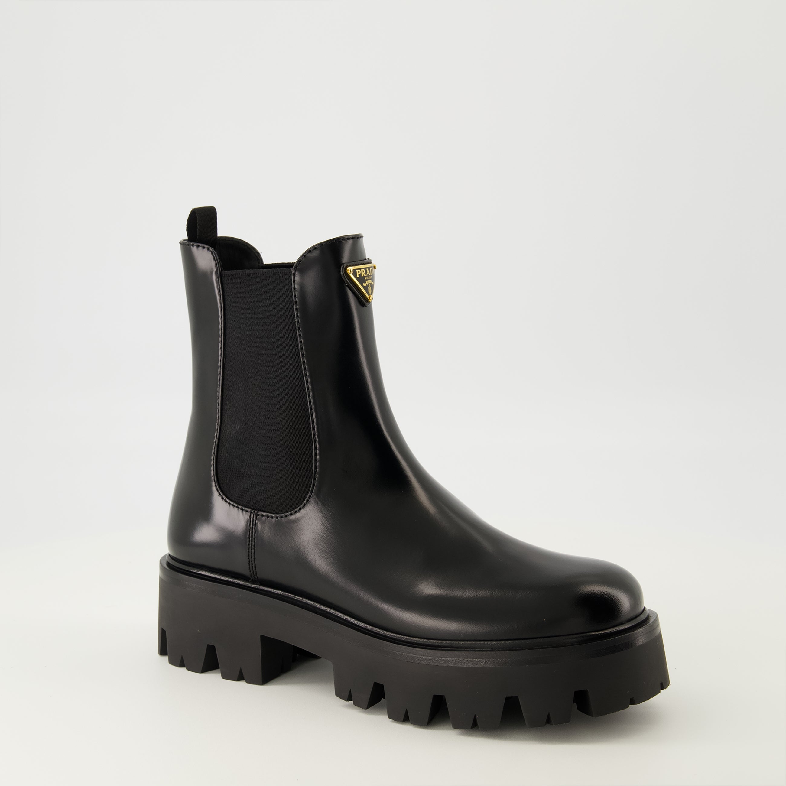 Image de l'article Bottines en cuir de la marque Prada pour Femme - Saison Automne-Hiver 2025 - Vue trois quarts avant droite