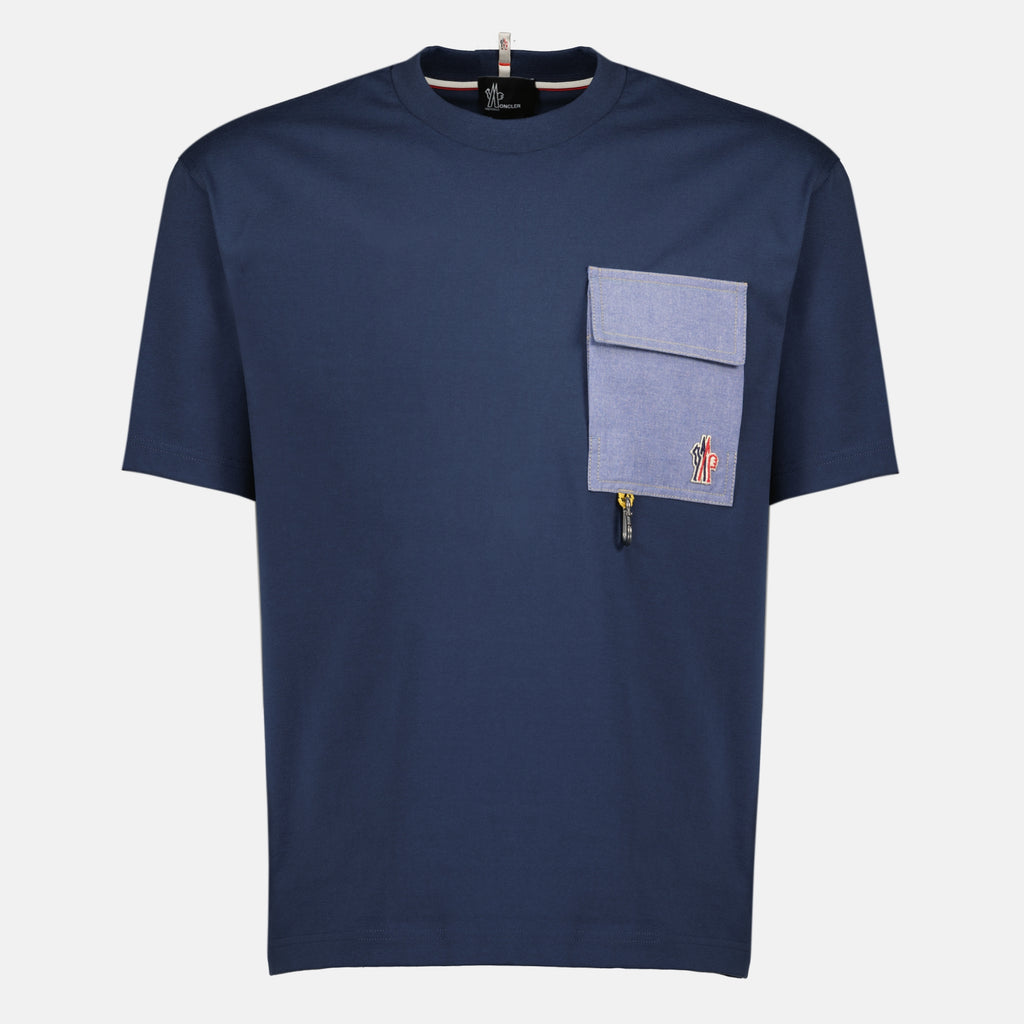 Immagine dell'articolo T-shirt con tasca in denim blu navy da uomo di Moncler Grenoble - Primavera-Estate 2026 - Vista Frontale
