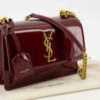 Imagen del bolso Sunset de Saint Laurent en cuero charol burdeos para Mujer - Temporada Otoño-Invierno 2025 - Vista Detallada_2