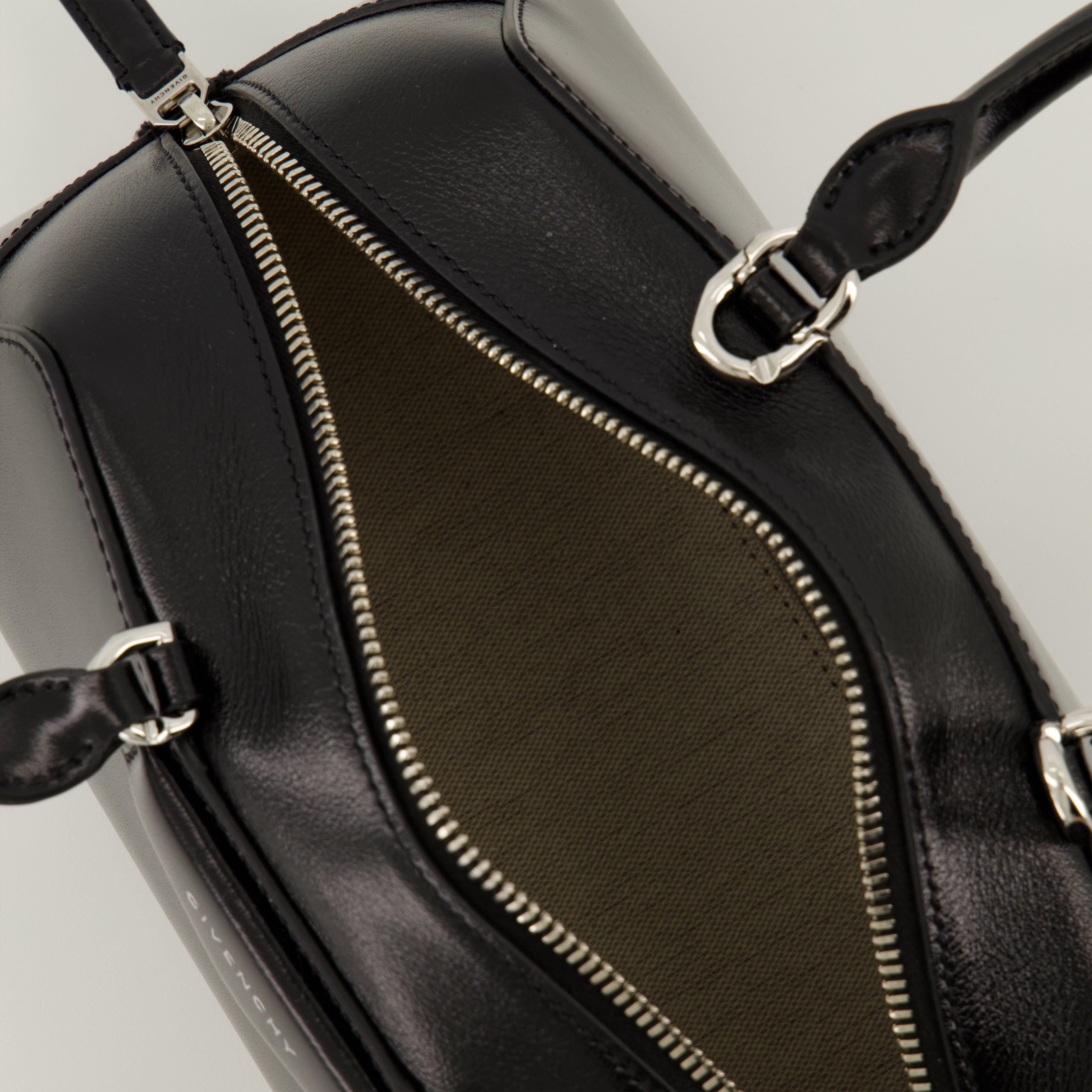 Image de l'article Sac Antigona East-West de la marque Givenchy pour Femme - Saison Automne-Hiver 2025 - Vue détaillée_3