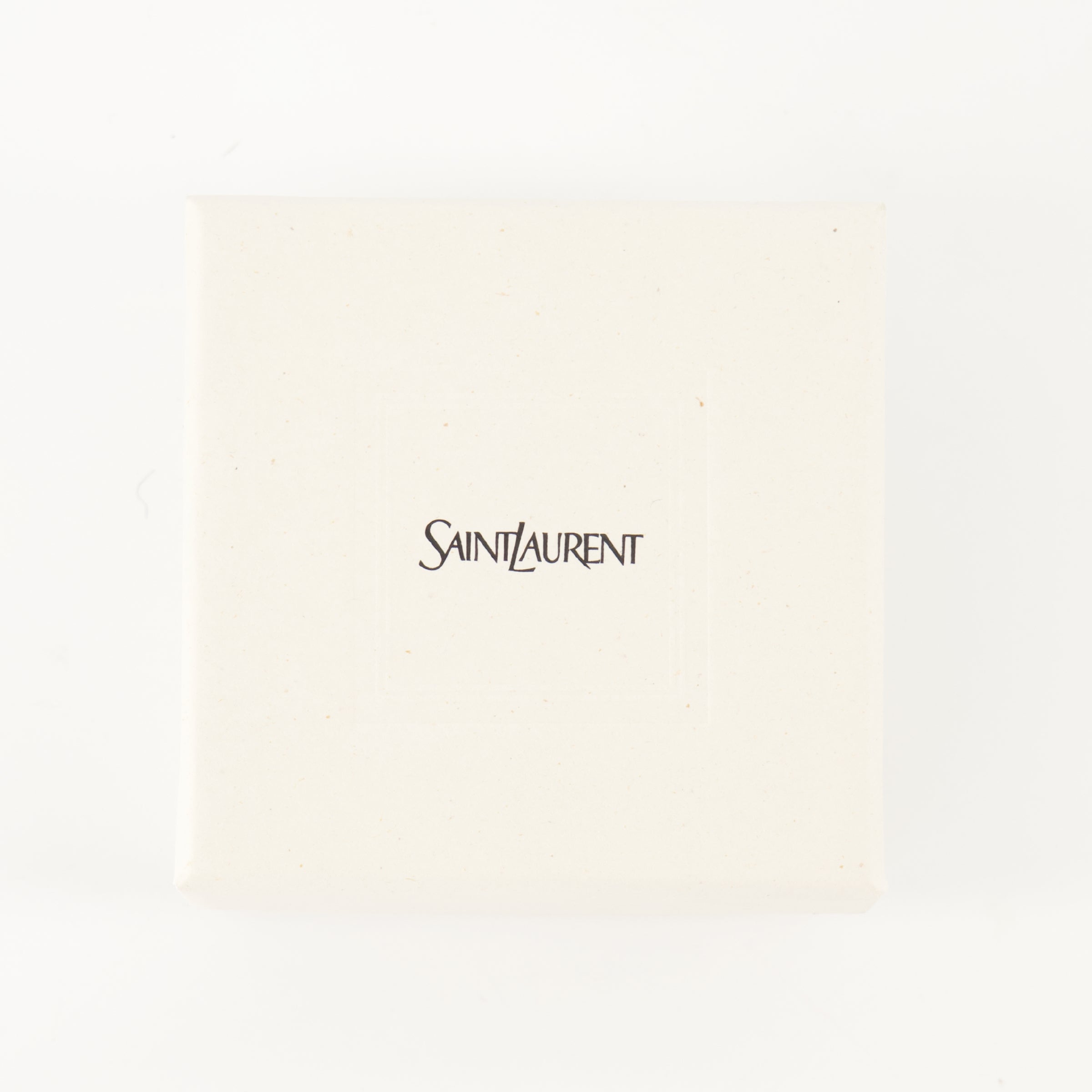 Imagem do brinco Cassandre da marca Saint Laurent para Senhora - Temporada Outono-Inverno 2025 - Vista Detalhada_3