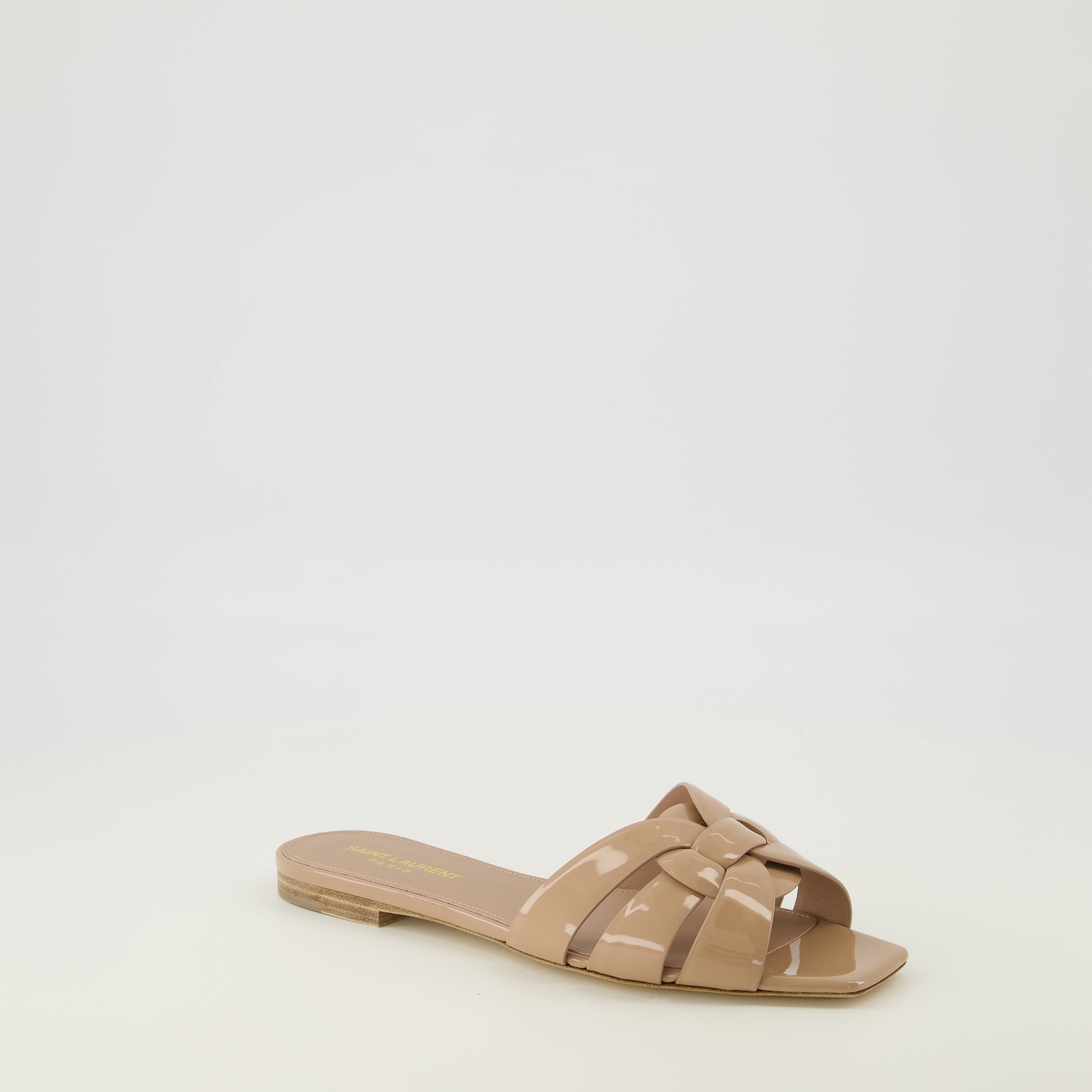Imagen de las Mules Tribute de cuero vernice beige de la marca Saint Laurent para mujer - Temporada Primavera-Verano 2026 - Vista tres cuartos frontal derecha
