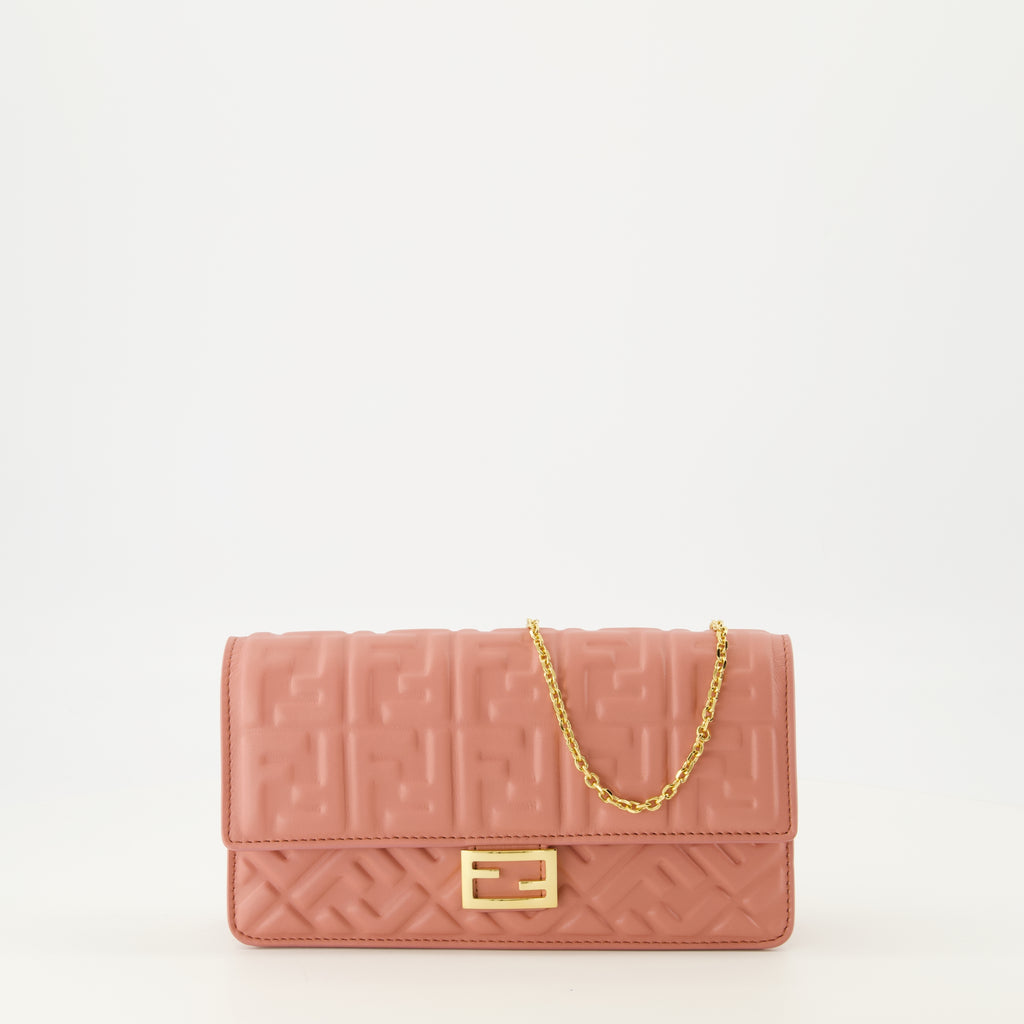 Image de l'article Portefeuille Baguette avec chaîne rose de la marque Fendi pour Femme - Saison Automne-Hiver 2025 - Vue de Face