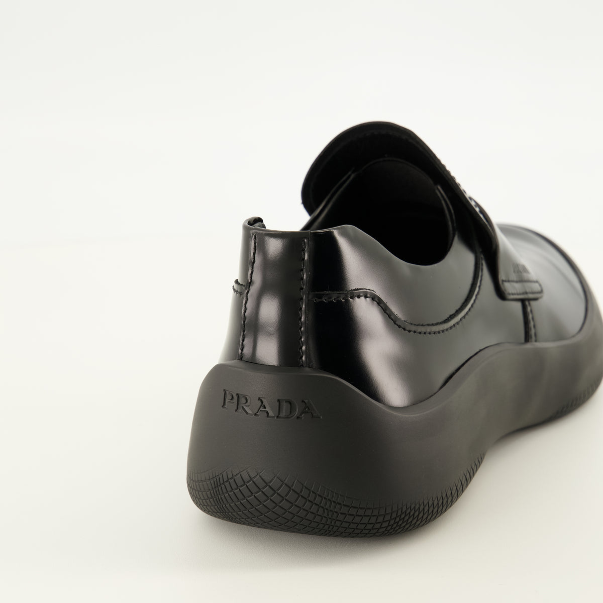 Mocassins 검은색 브러시 가죽 로퍼 Prada Noir Homme
