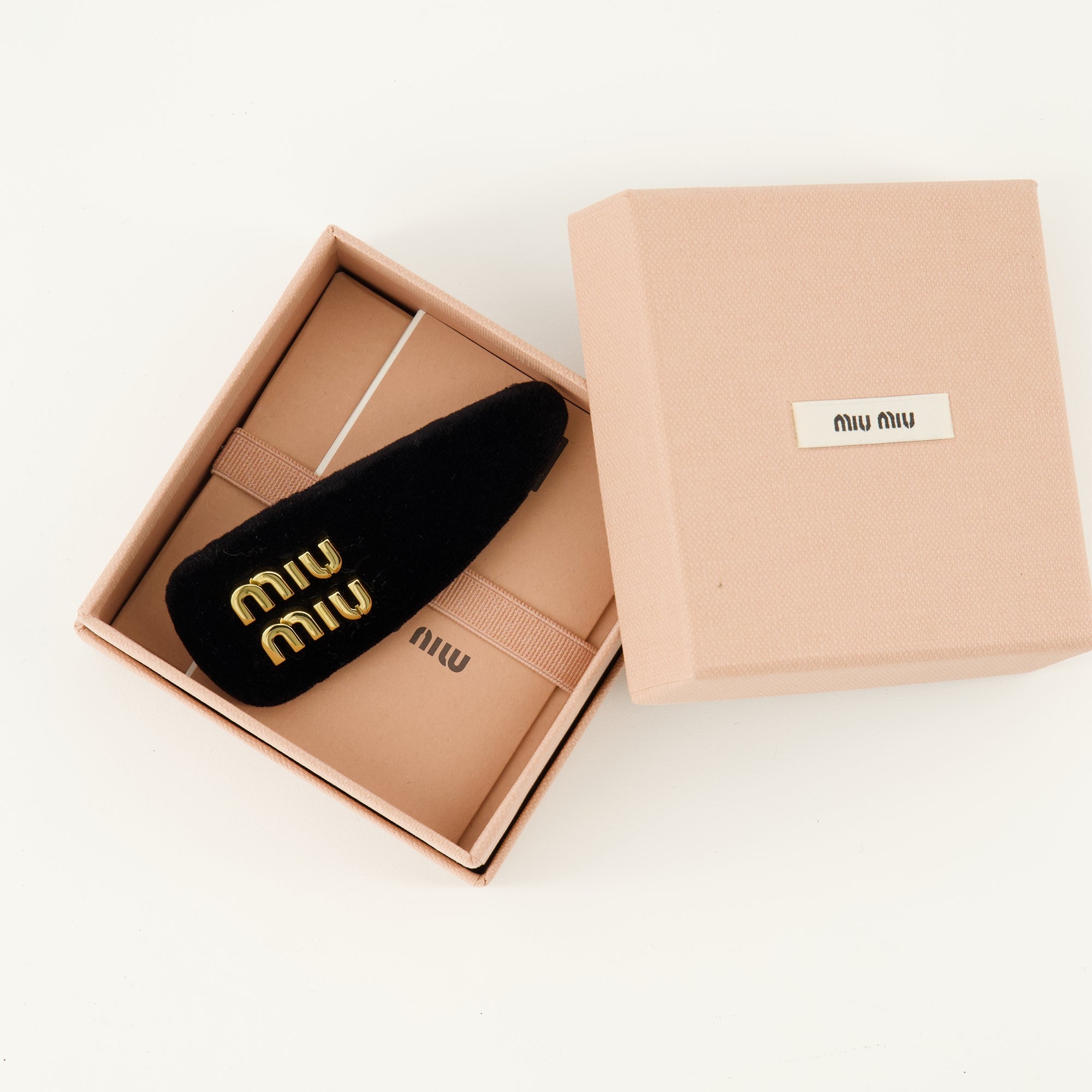 Image de l'article Pince à cheveux en velours noir de la marque Miu Miu pour Femme - Saison Printemps-Été 2026 - Vue détaillée_3