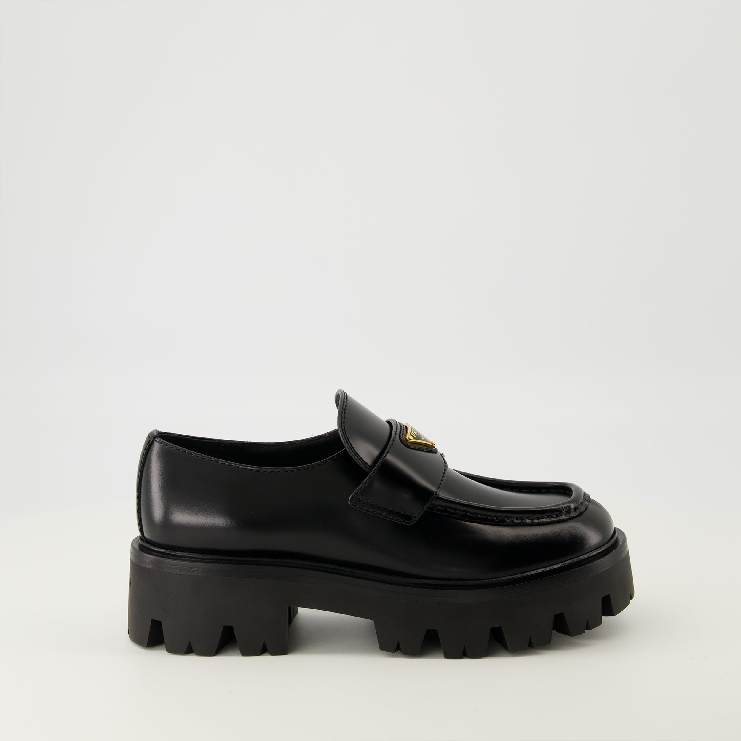 Image de l'article Mocassins en cuir de la marque Prada pour Femme - Saison Automne-Hiver 2025 - Vue latérale droite